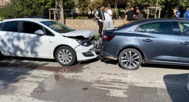 4 Aracın Karıştığı Kazada Şans Eseri Kimse Yaralanmadı