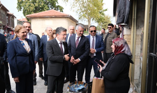BAKAN YUMAKLI ESNAF VE VATANDAŞLARLA KUCAKLAŞTI