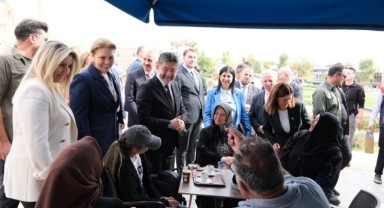 BAKAN YUMAKLI ESNAF VE VATANDAŞLARLA KUCAKLAŞTI