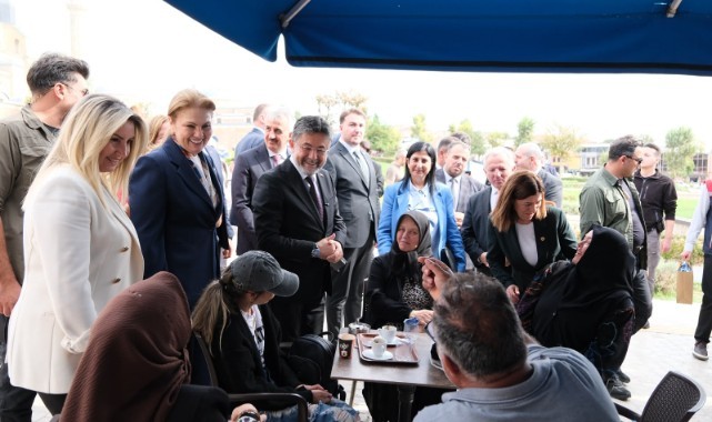 BAKAN YUMAKLI ESNAF VE VATANDAŞLARLA KUCAKLAŞTI