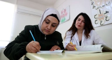 Çocuklarının Derslerine Yardımcı Olabilmek İçin Okuma Yazma Öğrendi