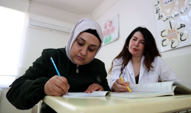 Çocuklarının Derslerine Yardımcı Olabilmek İçin Okuma Yazma Öğrendi
