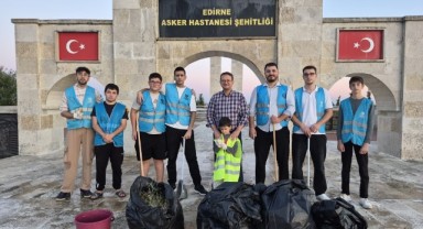 Gençler Şehitlikte Temizlik Yaptı, Anma Programına Davet Etti