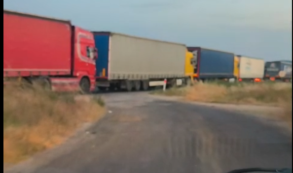 Hamzabeyli Yolunda Tır İşgali; Vatandaş Mağdur!