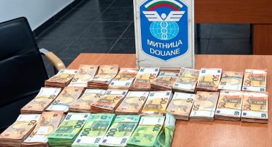 KAPITAN ANDREEVO’DA BEYAN EDİLMEYEN NAKİT OPERASYONU AYAKKABIDAN 3 BİN DOLAR ÇIKTI