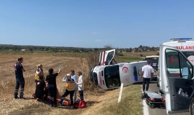 Pehlivanköy’de Feci Kaza! Ambulans ve 2 Otomobil Çarpıştı