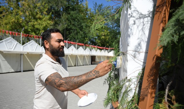 Peynir Tenekeleri Festivalin Girişini Süsledi