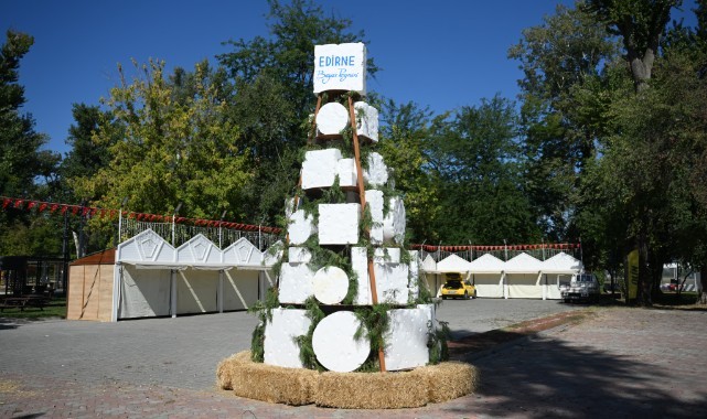 Peynir Tenekeleri Festivalin Girişini Süsledi