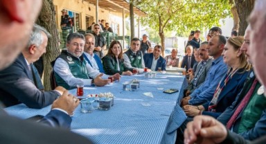Tarım Bakanı Yumaklı Çömlekköy’de Köy Sakinleriyle Sohbet Etti
