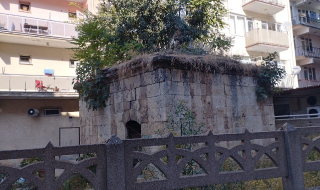 Taşlar Yerinden Oynuyor, Duvarlar Çöküyor