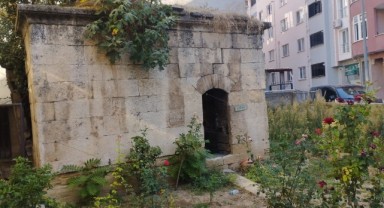 Taşlar Yerinden Oynuyor, Duvarlar Çöküyor