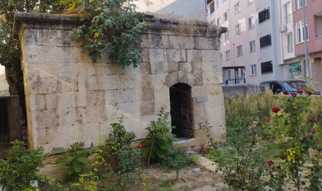Taşlar Yerinden Oynuyor, Duvarlar Çöküyor