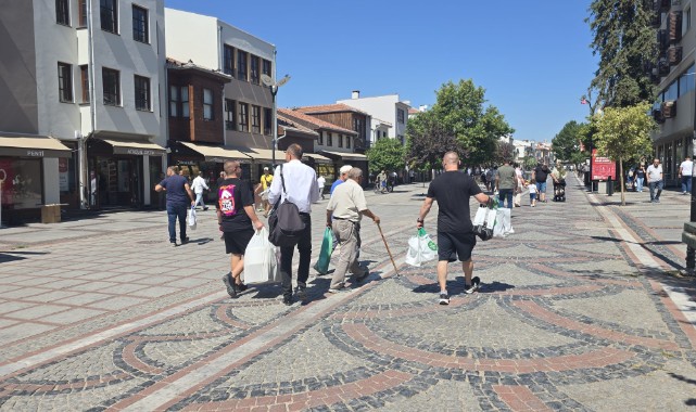 Turistlerin Eline Ürünü Tutuşturup Para İstiyorlar