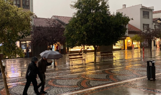Beklenen Şiddetli Yağış Kent Genelinde Etkisini Göstermeye Başladı