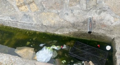 Çeşme Yosun Tuttu, Çöpler Etrafa Saçıldı