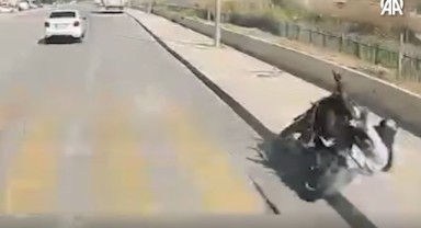 Edirne’de Motosikletli Kaldırıma ve Direğe Çarptı: Kaza Anı Görüntülendi
