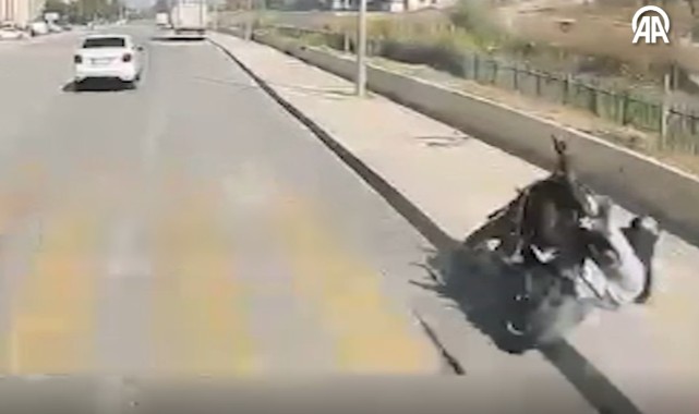 Edirne’de Motosikletli Kaldırıma ve Direğe Çarptı: Kaza Anı Görüntülendi