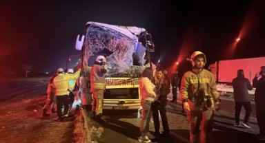 Edirne'de tur otobüsüyle tırın çarpıştığı kazada 10 kişi yaralandı