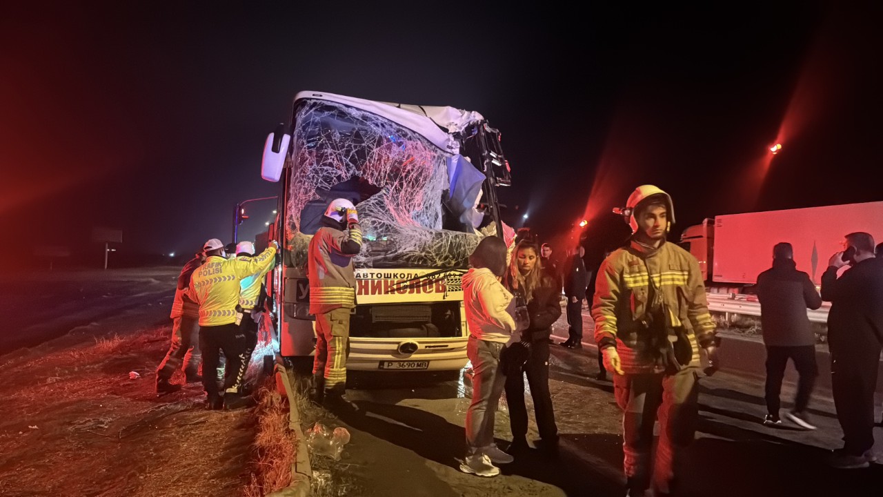 Edirne'de tur otobüsüyle tırın çarpıştığı kazada 10 kişi yaralandı