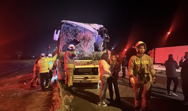 Edirne'de tur otobüsüyle tırın çarpıştığı kazada 10 kişi yaralandı