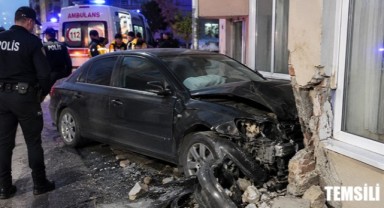 Göçmenleri Taşıyan Araç Binaya Çarptı