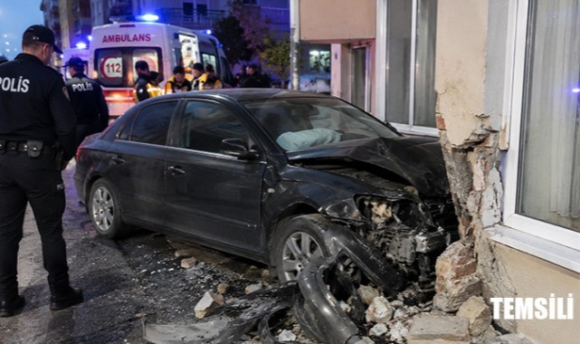 Göçmenleri Taşıyan Araç Binaya Çarptı