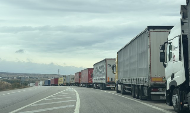 Hamzabeyli Sınır Kapısı'nda 20 Kilometrelik Tır Kuyruğu Oluştu