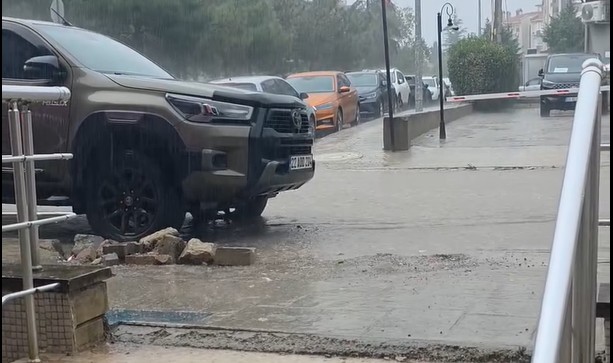 İŞ YERİ SU ALTINDA KALMASIN DİYE RÖGARI KENDİ AÇTI