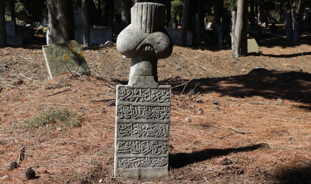 Mezar Taşlarındaki Şiirler 5 Kayıp Şairi Gün Yüzüne Çıkardı
