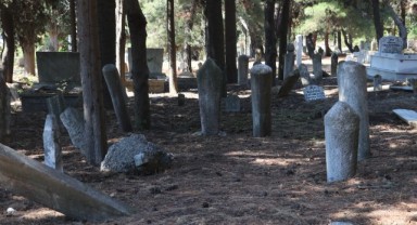 Mezar Taşlarındaki Şiirler 5 Kayıp Şairi Gün Yüzüne Çıkardı