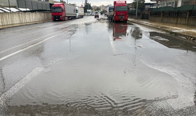 Olin Kavşağı Arkasında Yol Suyla Kaplandı