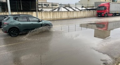 Olin Kavşağı Arkasında Yol Suyla Kaplandı