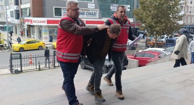 Park Halindeki Otomobilin Camını Kırıp Hırsızlık Yaptı