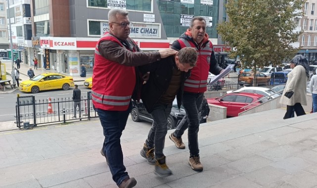 Park Halindeki Otomobilin Camını Kırıp Hırsızlık Yaptı
