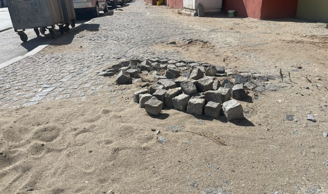 Taşlar Yerinden Çıktı, Yaya Güvenliği Tehlikeye Girdi