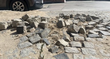 Taşlar Yerinden Çıktı, Yaya Güvenliği Tehlikeye Girdi