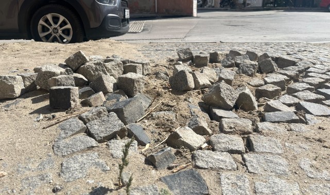 Taşlar Yerinden Çıktı, Yaya Güvenliği Tehlikeye Girdi