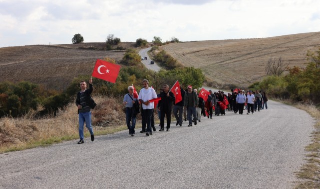 Türk bayraklarıyla 4 kilometre yürüdüler