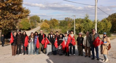 Türk bayraklarıyla 4 kilometre yürüdüler