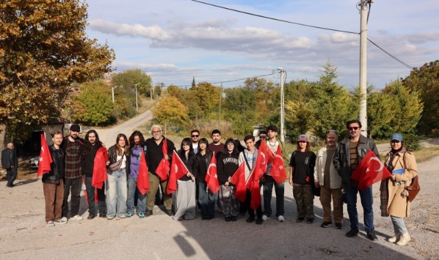 Türk bayraklarıyla 4 kilometre yürüdüler