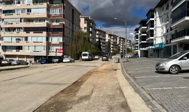 VATANDAŞ ASFALT BEKLİYOR