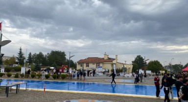 Yağmur Öğrencileri Kongre Merkezine Taşıdı