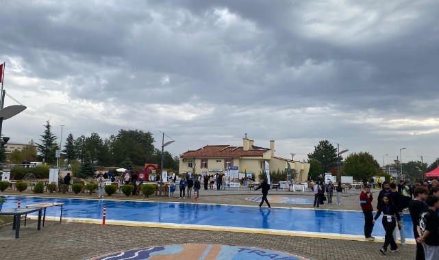 Yağmur Öğrencileri Kongre Merkezine Taşıdı