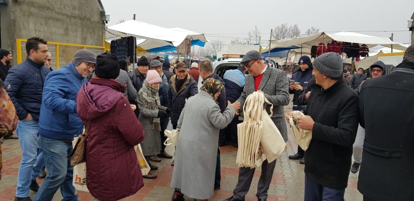Pazarda bez torba dağıttılar