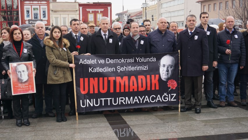 Karanfiller Mumcu için