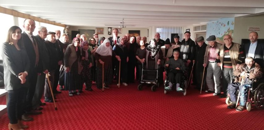 Vali, huzurevi sakinleriyle buluştu