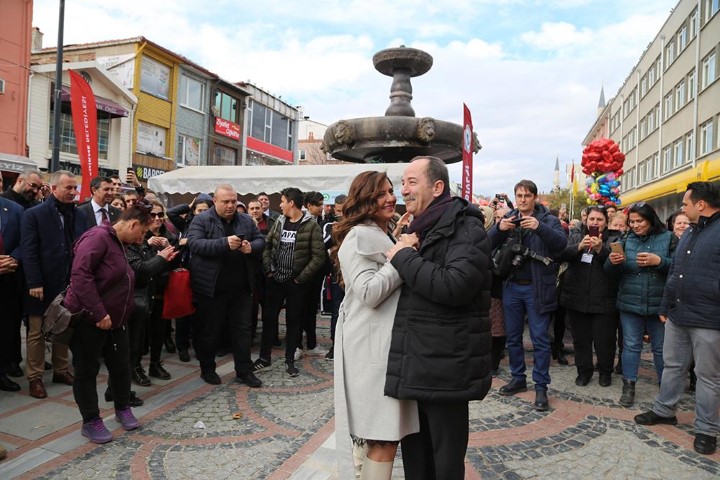 Caddede aşk var