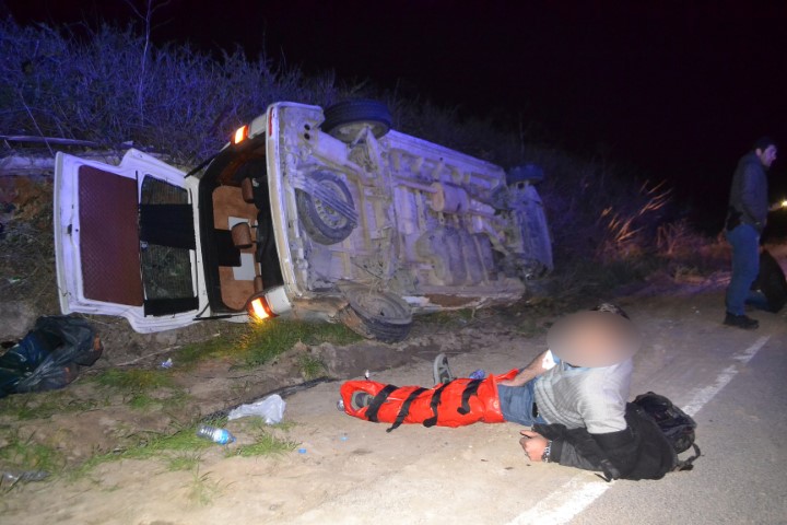 Göçmenleri taşıyan minibüs devrildi: 15 yaralı