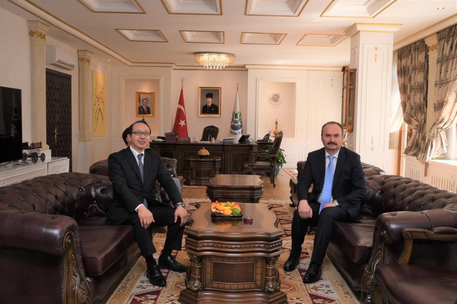 Japonya'nın İstanbul Başkonsolosu HisaoNishimaki, Edirne Valisi Ekrem Canalp’e nezaket ziyaretinde bulundu.