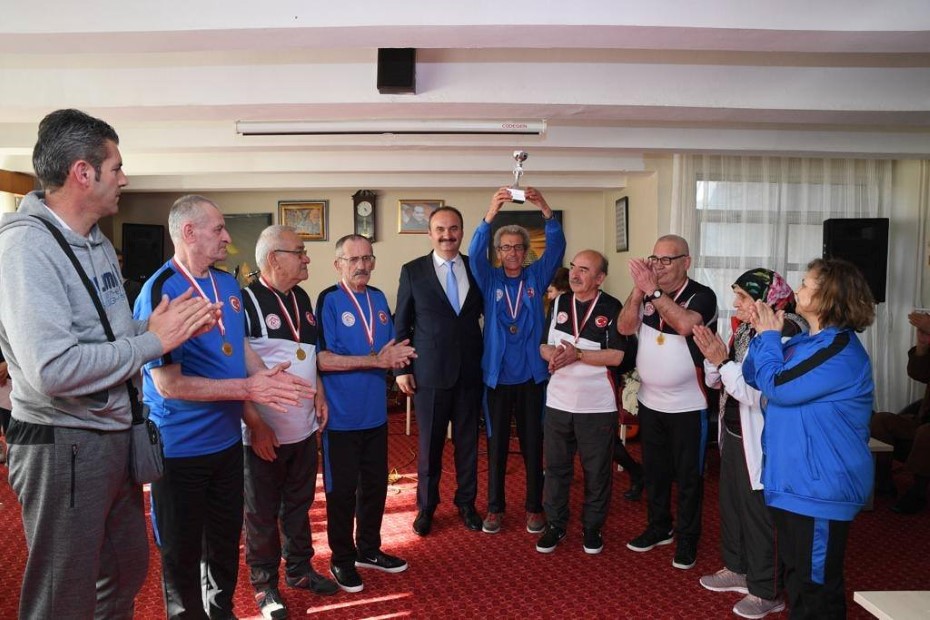 Vali Canalp ve eşi huzurevinde